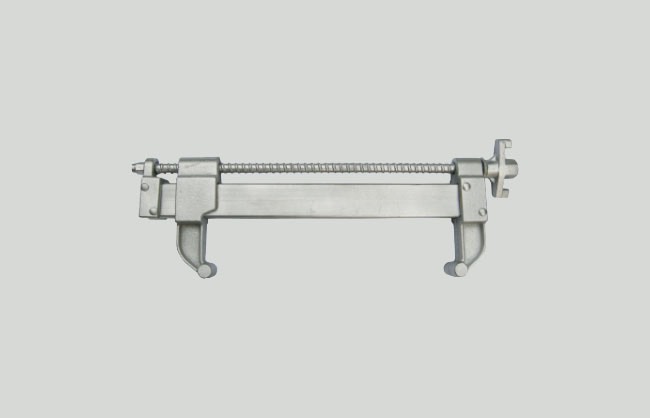 Adjustable steel clamp for formwork
